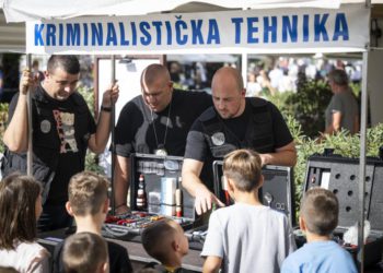 Slobodna Dalmacija – Splitska djeca fascinirana policajcima i njihovim radom: ‘Kad su davali otiske prstiju…’ Starije ipak more druge brige