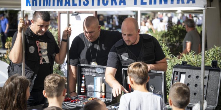 Slobodna Dalmacija – Splitska djeca fascinirana policajcima i njihovim radom: ‘Kad su davali otiske prstiju…’ Starije ipak more druge brige