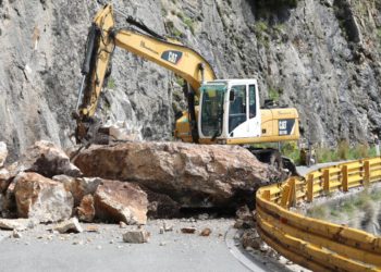 Slobodna Dalmacija – Stižu oborine, a dio Zagore i dalje odsječen zbog opasne dionice! Vozači ipak riskiraju; palo 70 tona kamenja