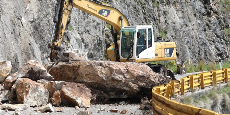 Slobodna Dalmacija – Stižu oborine, a dio Zagore i dalje odsječen zbog opasne dionice! Vozači ipak riskiraju; palo 70 tona kamenja