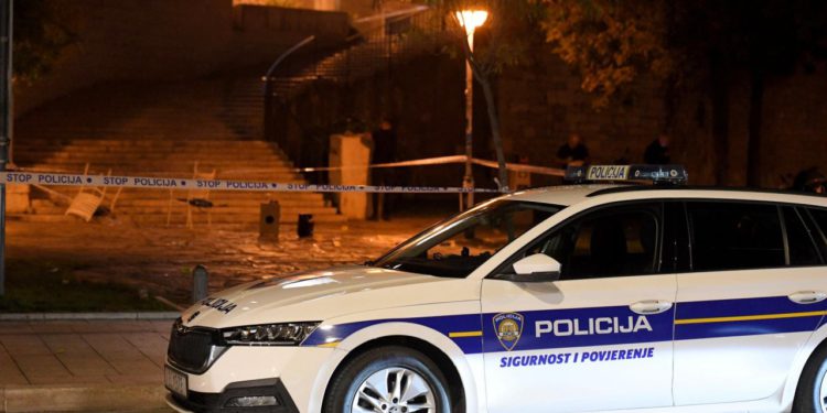 Slobodna Dalmacija – Striptiz u Imotskom; policajci ga zaustavili da ‘napuše balon’, na ovo nisu bili spremni; još kad mu pročitate ‘dosje’