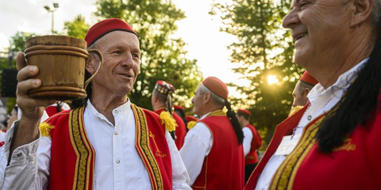 Slobodna Dalmacija – U ime mladog vina i kozjeg mlika! Večeras se održava velika pučka fešta u Zagori; nastupa najveći dalmatinski boem