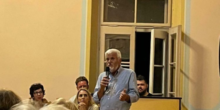 Slobodna Dalmacija – U prepunoj dvorani Knjižnice Stari Grad predstavljena je zbirka Tomislava Lazanea, najveselijeg hvarskog pjesnika