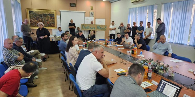 Slobodna Dalmacija – VIDEO Drama u Sinju; građani upali na sjednicu Vijeća pa skandirali s Buljem: ‘Kopati ne-će-te!’ Poslušajte ovu galamu