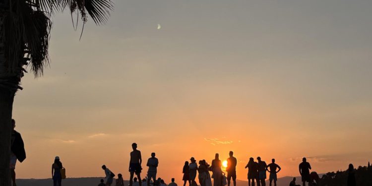 Slobodna Dalmacija – ​Što su mladi turisti otkrili na Kašjunima? Nahrle oni tako u sumrak, ima ih sa svih strana svijeta… Evo ideje za Šutu