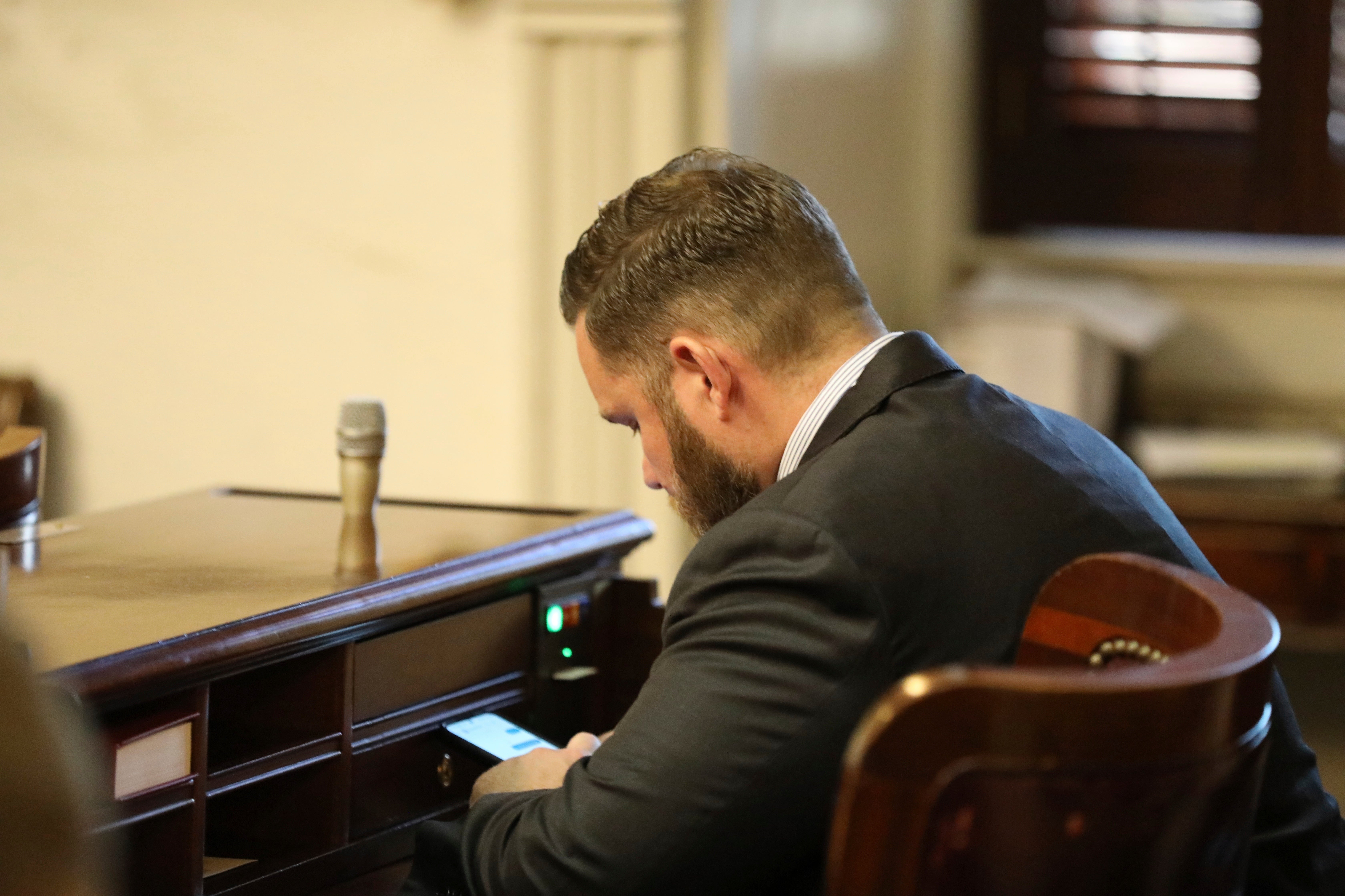 Republikanski iz Južne Karoline Rep. RJ May iz Lexingtona sjedi za svojim novim stolom tijekom organizacijskog zasjedanja za kuću u utorak, 3. prosinca 2024. godine, u Columbiji, SC (AP Photo/Jeffrey Collins, File)