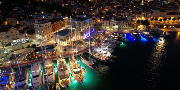 Split raširenih ruku podržao otvorenje CROYA