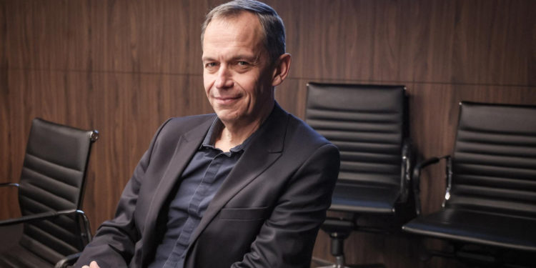 Sportske novosti – Zašto Layecu treba toliko vremena za reakciju? Francuz ne shvaća da HNL živi u Hrvatskoj. Evo kako to rade susjedi