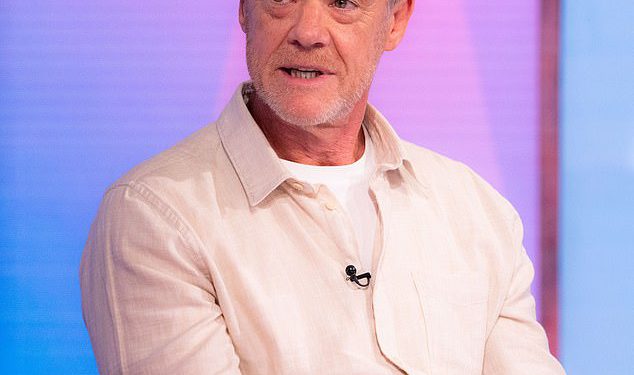 Strogo je Stefan Dennis otkriva srčanu obiteljsku tragediju koja ga još uvijek progoni: ‘Danas sam više pogođen nego što sam se tada vratio’