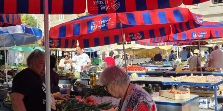 Subotnja gužva na splitskom Pazaru, evo što se nudi i po kojim cijenama
