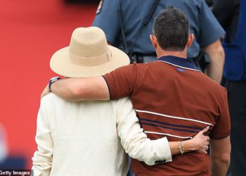 Supruga Roryja McIlroya Erica pogodila je piće na Toxic Ryder Cup Day, ali par je stavio ujedinjeni front u lice ruganja