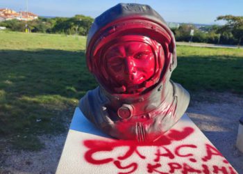 TEŠKI PRIMITIVIZAM Oštećena bista Gagarina u Puli uz natpise “Slava Ukrajini” na ćirilici