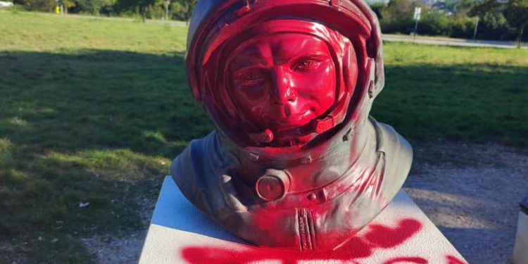 TEŠKI PRIMITIVIZAM Oštećena bista Gagarina u Puli uz natpise “Slava Ukrajini” na ćirilici
