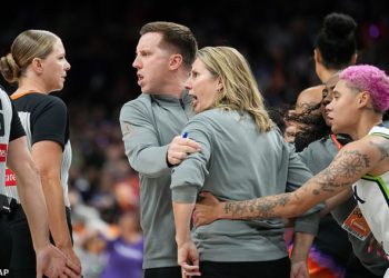 Trenerica Minnesota Lynx Cheryl Reeve kreće u Berserk dok se zadržavala od suca WNBA u šokantnom padu