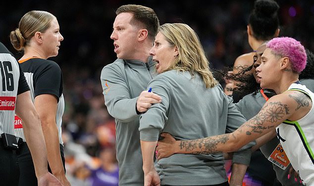 Trenerica Minnesota Lynx Cheryl Reeve kreće u Berserk dok se zadržavala od suca WNBA u šokantnom padu