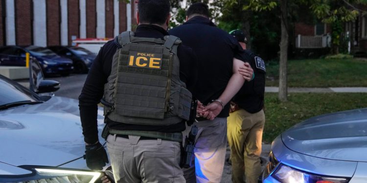 Tri žene suočavaju se sa saveznim optužbama za ‘dokxxing’ agente za ICE objavljujući njihove kućne adrese na mreži