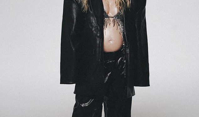 Trudna Perrie Edwards Wows in Racy Bralette dok pokazuje svoj cvjetajući udarac i objavljuje svoj debitantski solo album – istog dana Jesy Nelson najavljuje angažman