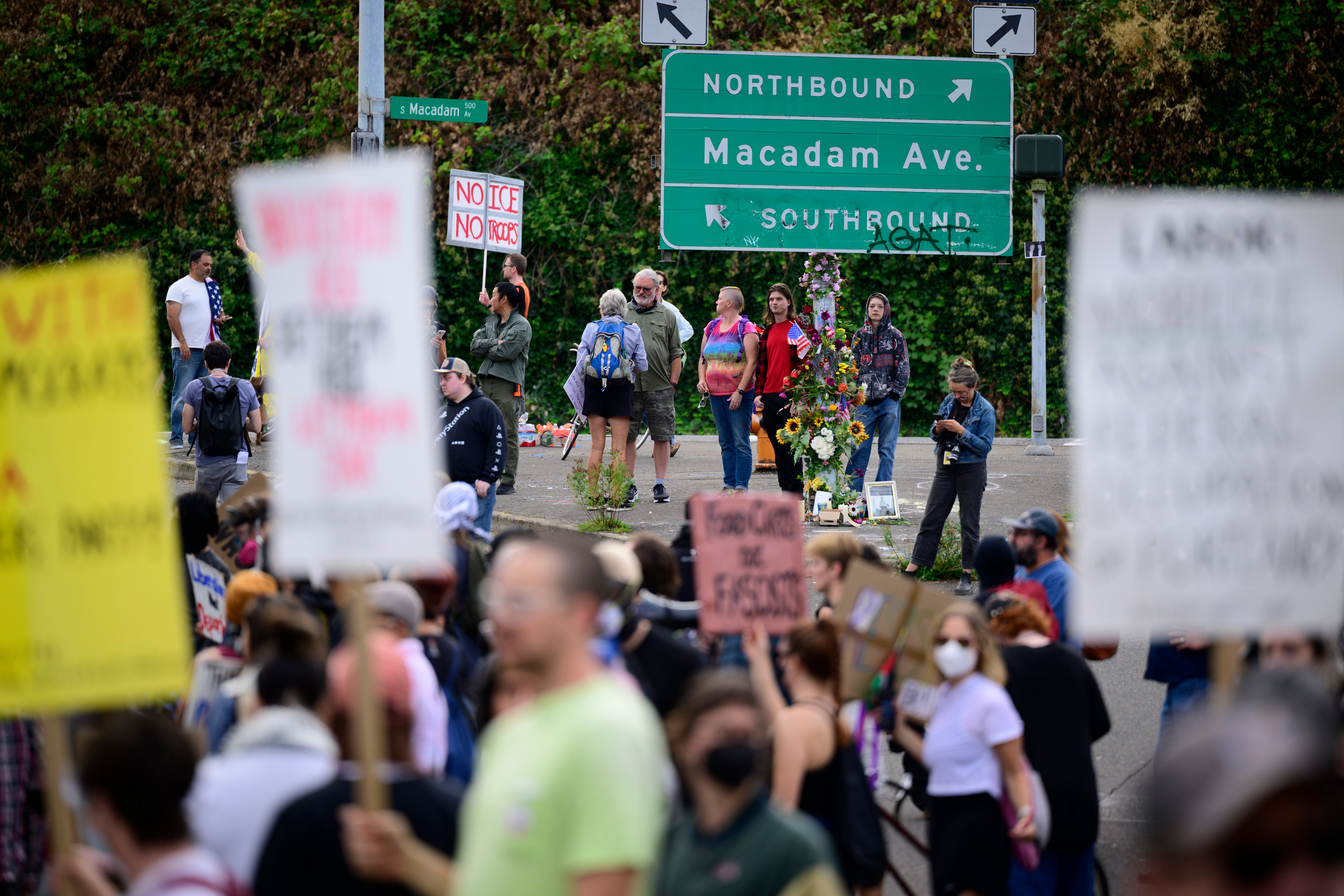Trumpova naredba odobrila je sekretaru Hegsethu da dopusti 'punu silu' protiv demonstracija protiv ICE -a u Portlandu, naredbe za koje dužnosnici Oregona kažu da su osmišljeni da pobude više nemira kako bi opravdali uporabu sile