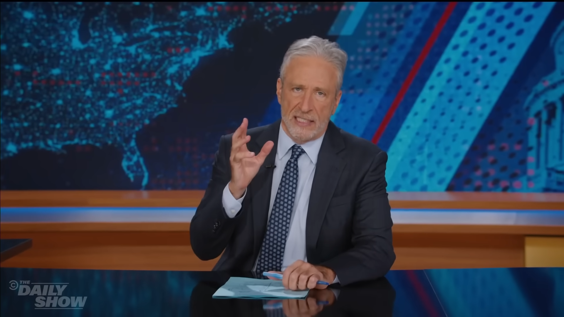 Jon Stewart povukao se protiv 'lijevo-desne igre krivice' oko masovnih pucnjava