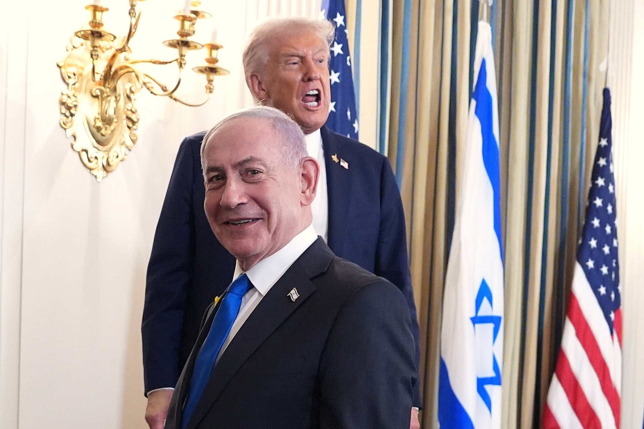 Donald Trump viče novinarima tijekom dostupnosti tiska u ponedjeljak s Benjaminom Netanayhuom