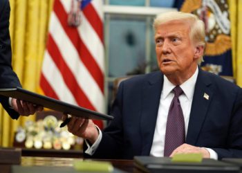 Trump dijeli čudni AI videozapis koji promiče zamišljene vjernici ‘Medbeds’ nadaju se da će izliječiti sve bolesti