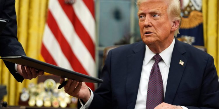 Trump dijeli čudni AI videozapis koji promiče zamišljene vjernici ‘Medbeds’ nadaju se da će izliječiti sve bolesti