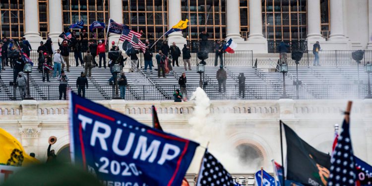 Trump razmatra istinu Socijalni i lažno krivi FBI za sudjelovanje u neredima 6. siječnja