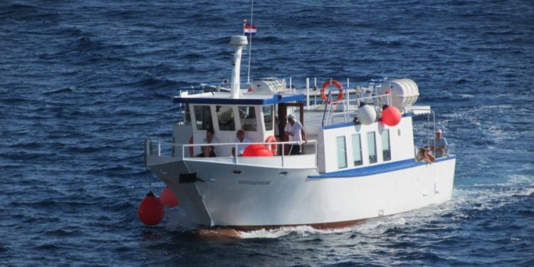 U prekidu brodska linija Komiža-Biševo, a zbog vjetra problemi i na Jadranskoj magistrali