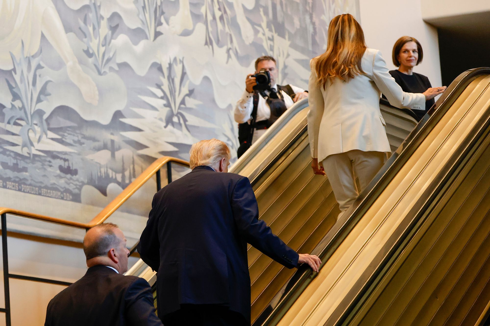 Novi isječak guvernera Gavin Newsom spoji se sa zvucima iz Trumpa sa snimkama zaustavljenog eskalatora koji je on i prva dama Melania Trump pokušali voziti prošli tjedan.