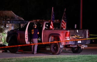 Agent za odziv FBI-a za odgovor pregledava kamion osumnjičenog izvan Crkve Isusa Krista svetaca posljednjih dana u Grand Blancu, Michigan