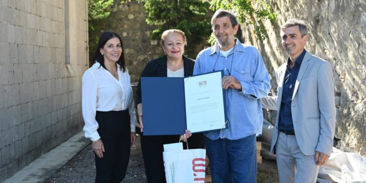 Uručena zahvalnica Eniju Kapidžiću na darovanju stogodišnje tradicijske barke Dubrovačkim muzejima