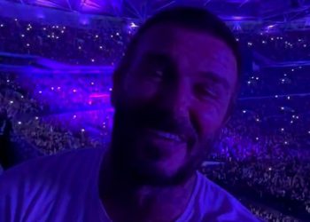 Victoria Beckham šalje navijače Spice Girls u Meltdown izazivajući glasine o ponovnom okupljanju s ‘iskušenim’ komentarom na svirki oasis – i označava sve četiri kolege iz benda