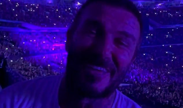 Victoria Beckham šalje navijače Spice Girls u Meltdown izazivajući glasine o ponovnom okupljanju s ‘iskušenim’ komentarom na svirki oasis – i označava sve četiri kolege iz benda