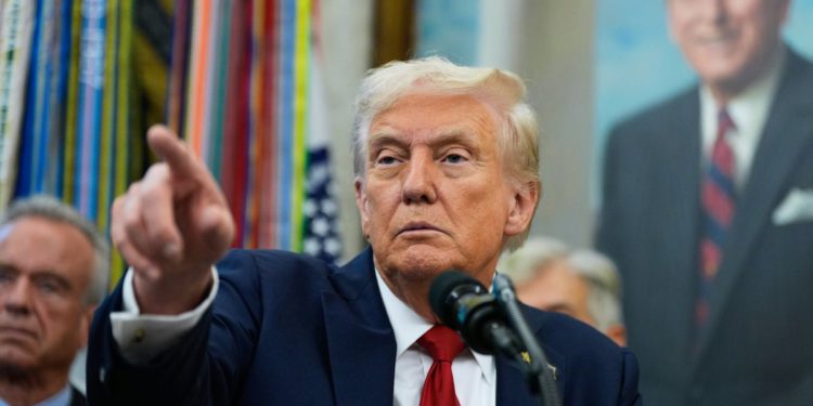 Vladin isključivanje 2025. Live: Trump prijeti “nepovratnim” otpuštanja ako demokrati blokiraju plan potrošnje s ponoćnim rokom