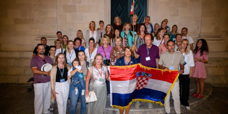 Vodiči se okupili u središtu Dubrovnika nezadovoljni novim zakonom, pred njih izašao gradonačelnik Franković