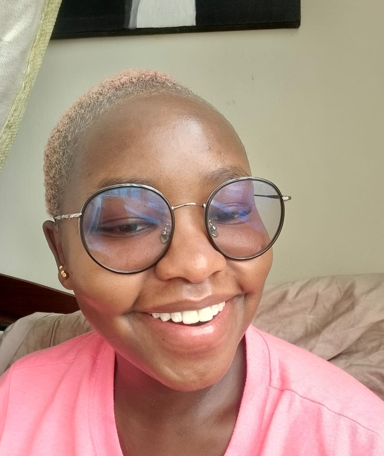 Jerop Limo, na slici, opisuje kako su javni zdravstveni programi oko HIV -a desetkovani, čak i ako su osnovni programi ostali