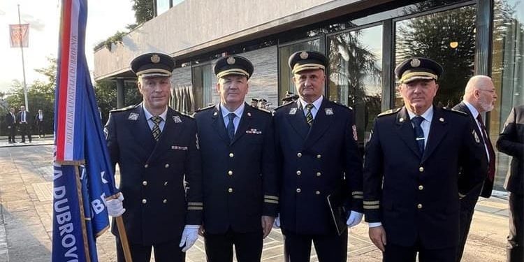 ZA JUNAČKI ČIN Policijska postaja Dubrovnik odlikovana redom Nikole Šubića Zrinskog