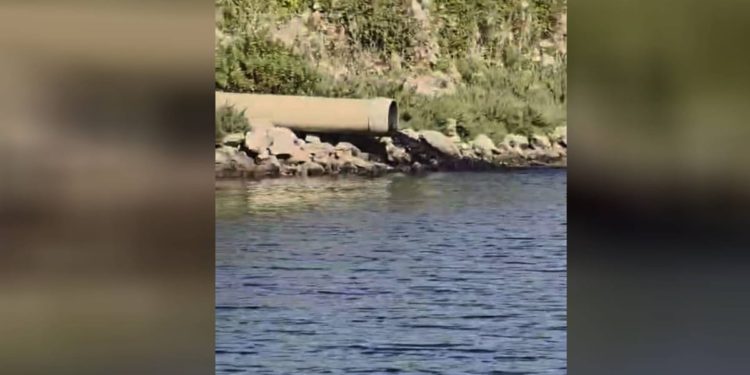 ZAGAĐENJE U BAKRU Pogledajte što izlazi iz ovih cijevi u Bakarski zaljev