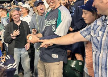 Žaliti se već? Obožavatelj bejzbola koji je dao 60. loptu za trčanje Cal Raleigh -a za mladog dječaka, rečeno je da vrijedi da vrijedi