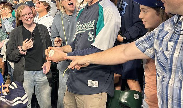 Žaliti se već? Obožavatelj bejzbola koji je dao 60. loptu za trčanje Cal Raleigh -a za mladog dječaka, rečeno je da vrijedi da vrijedi