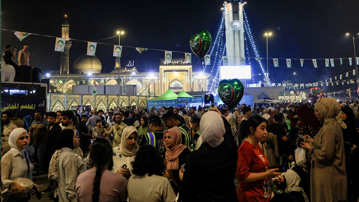 Muslimani se okupljaju izvan džamije Abu Hanife tijekom ceremonije koja je obilježila godišnjicu rođenja proroka Mohammeda u Bagdadovom okrugu Adhamiya, Irak, 3. rujna 2025.