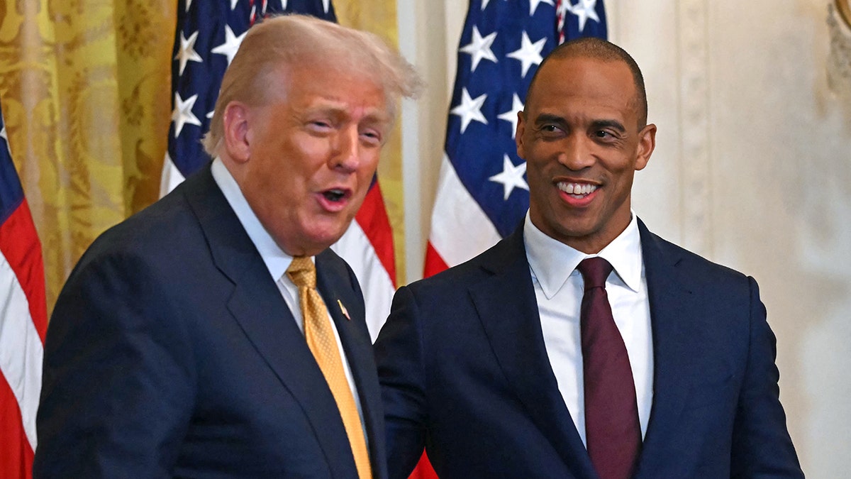 Scott Turner smiješe se s Donaldom Trumpom