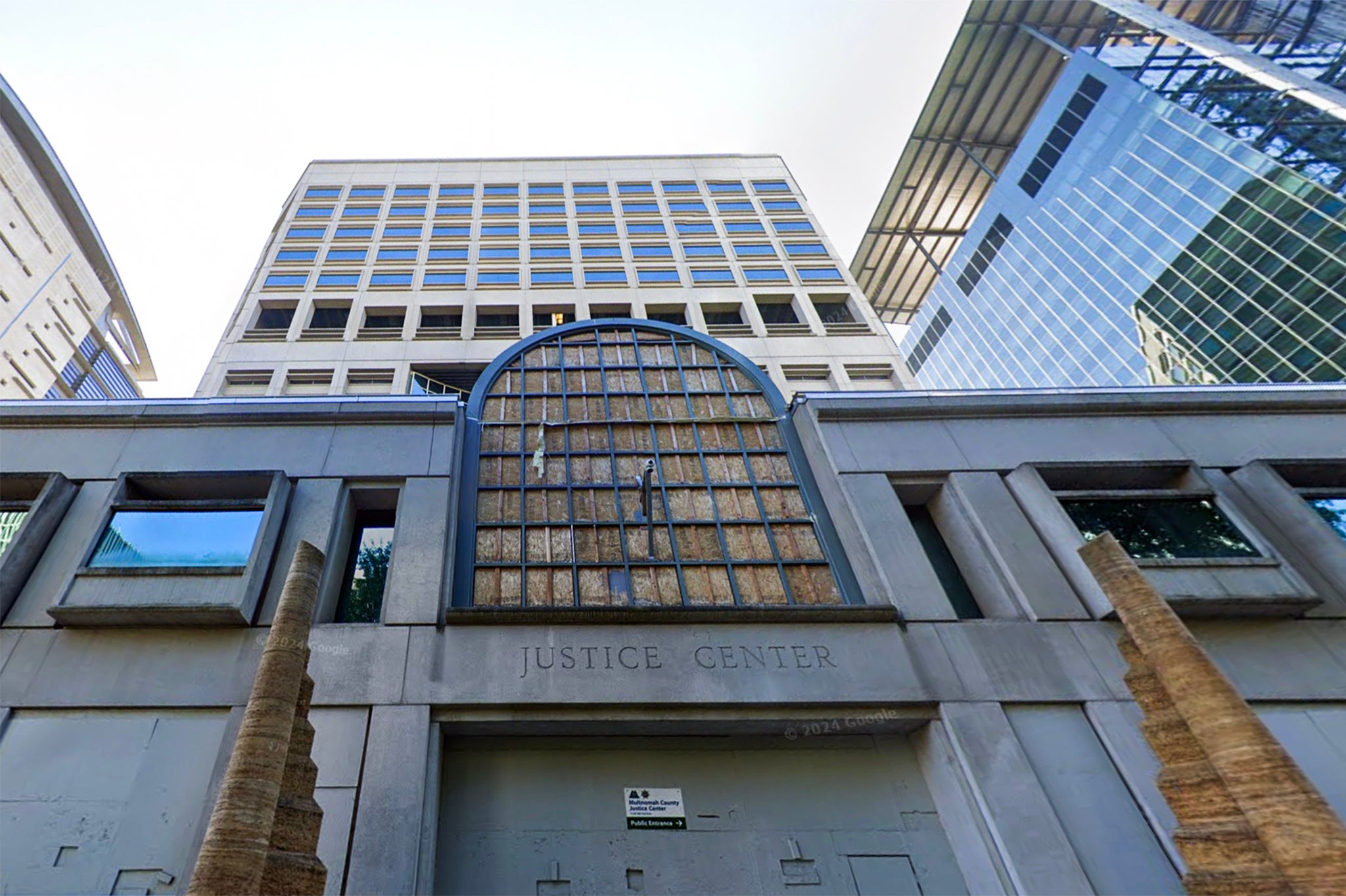 Kadulja je održana u pritvorskom centru okruga Multnomah, prije nego što je nestala i bila je preuređena 170 milja daleko