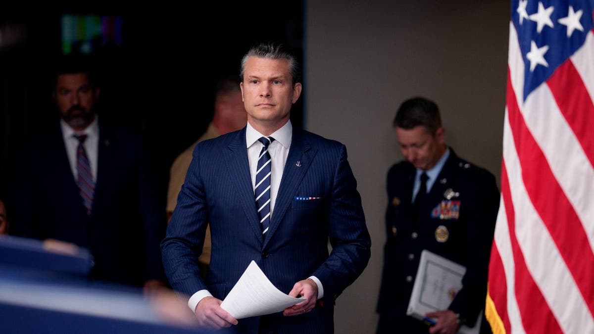 Ministar obrane Pete Hegseth stiže na brifing iz Pentagona
