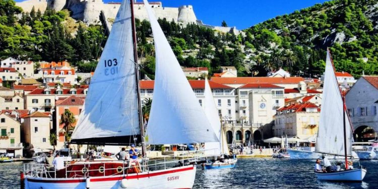 Tradicijske barke okupljaju se u Hvaru