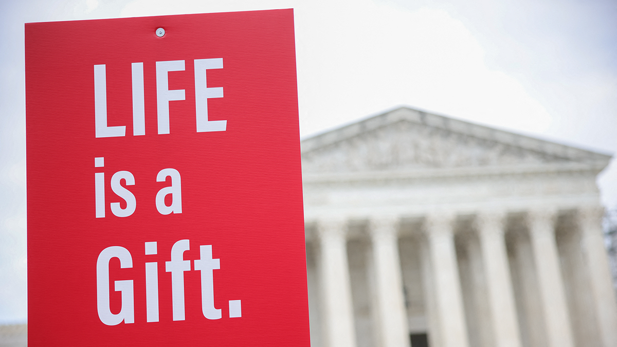 Prosvjedni znak ispred Vrhovnog suda