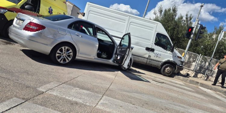 Sudar kombija i auta u Kaštelima. Troje ozlijeđenih