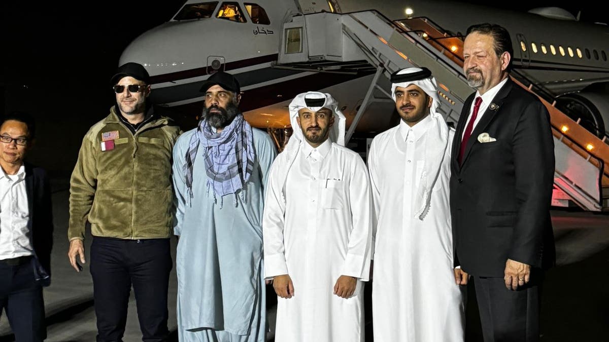 Amir Amiri stoji s katarskim dužnosnicima