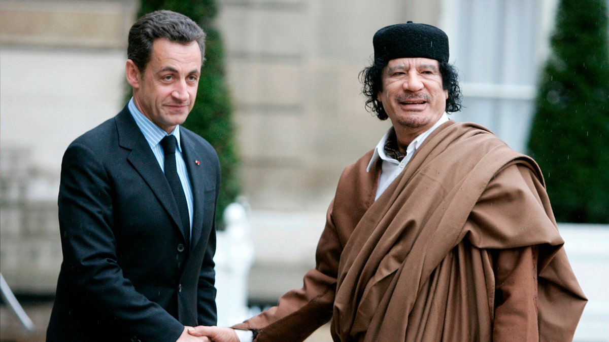 Sarkozy i Nicolas Sarkozy, lijevo i libijski vođa pukovnik Moammar Gadhafi