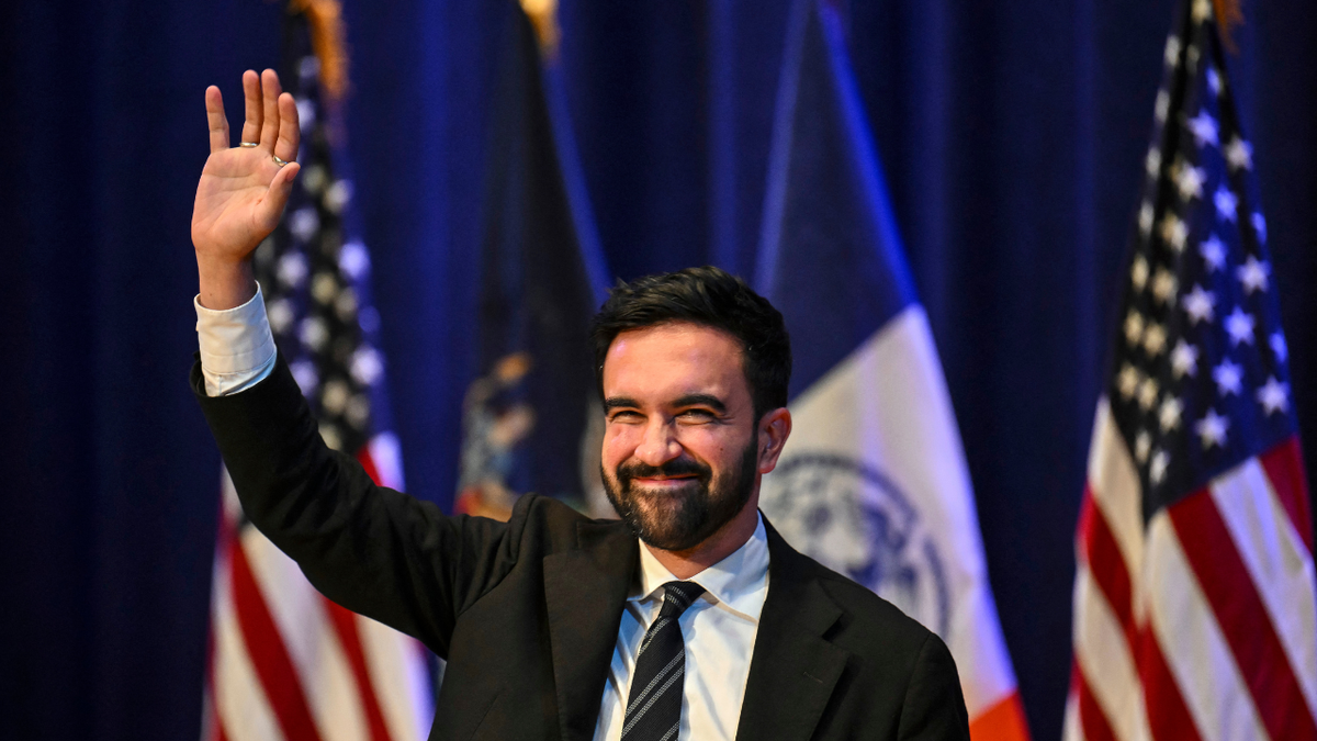 Kandidat za gradonačelnika New Yorka Zohran Mamdani valovi tijekom gradske vijećnice